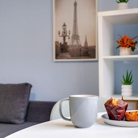 Chic 1Br House In Hounslow - 12 Mins From Heathrow Airport Appartement Feltham Buitenkant foto