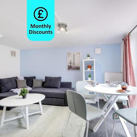 Chic 1Br House In Hounslow - 12 Mins From Heathrow Airport Appartement Feltham Buitenkant foto