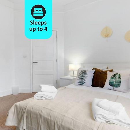 Chic 1Br House In Hounslow - 12 Mins From Heathrow Airport Appartement Feltham Buitenkant foto