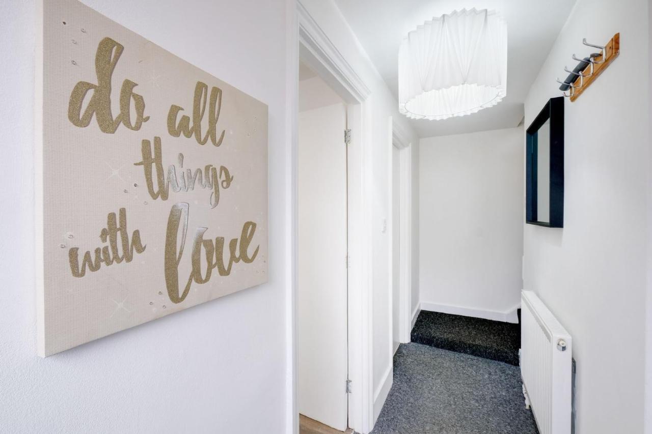 Chic 1Br House In Hounslow - 12 Mins From Heathrow Airport Appartement Feltham Buitenkant foto