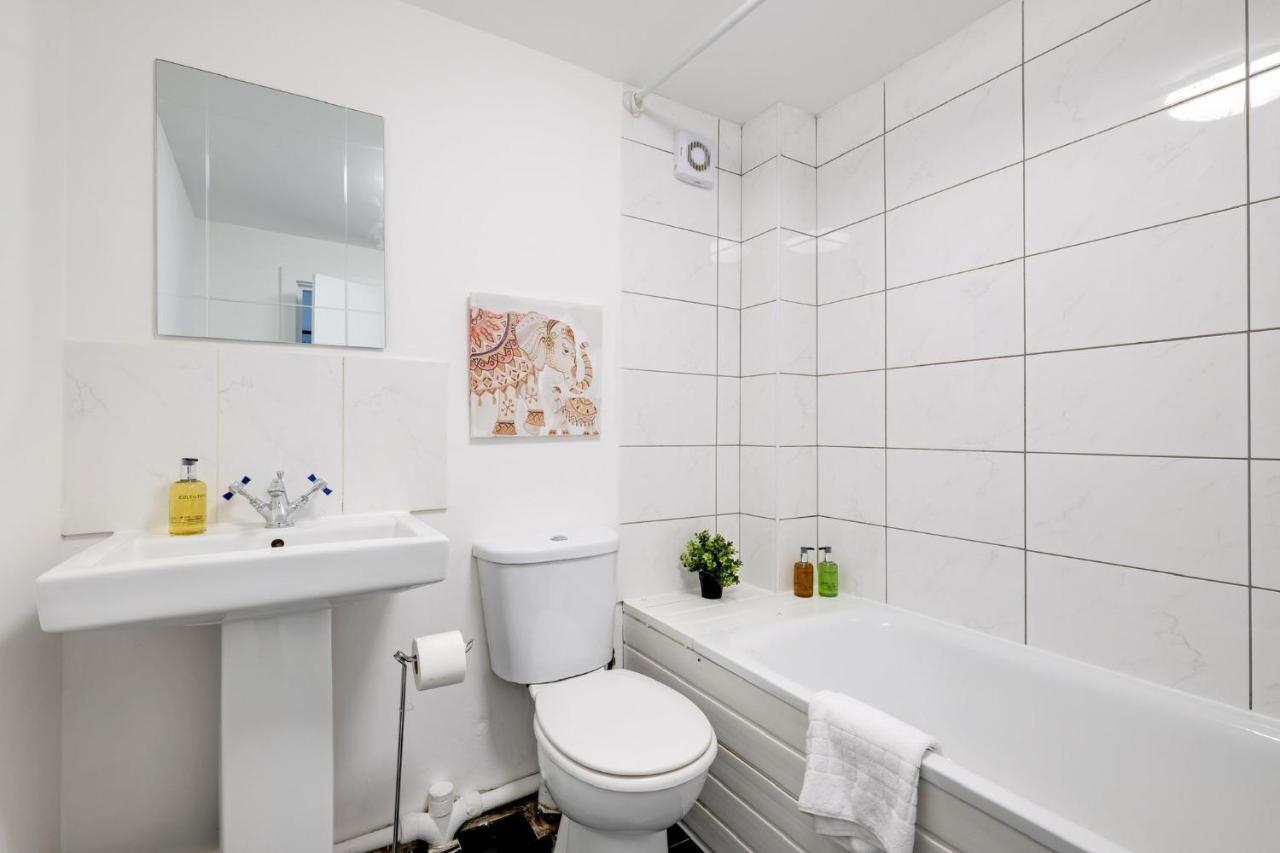 Chic 1Br House In Hounslow - 12 Mins From Heathrow Airport Appartement Feltham Buitenkant foto