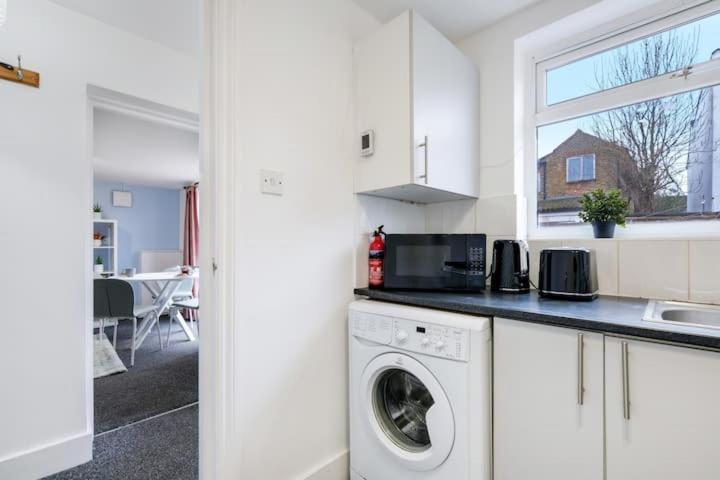 Chic 1Br House In Hounslow - 12 Mins From Heathrow Airport Appartement Feltham Buitenkant foto