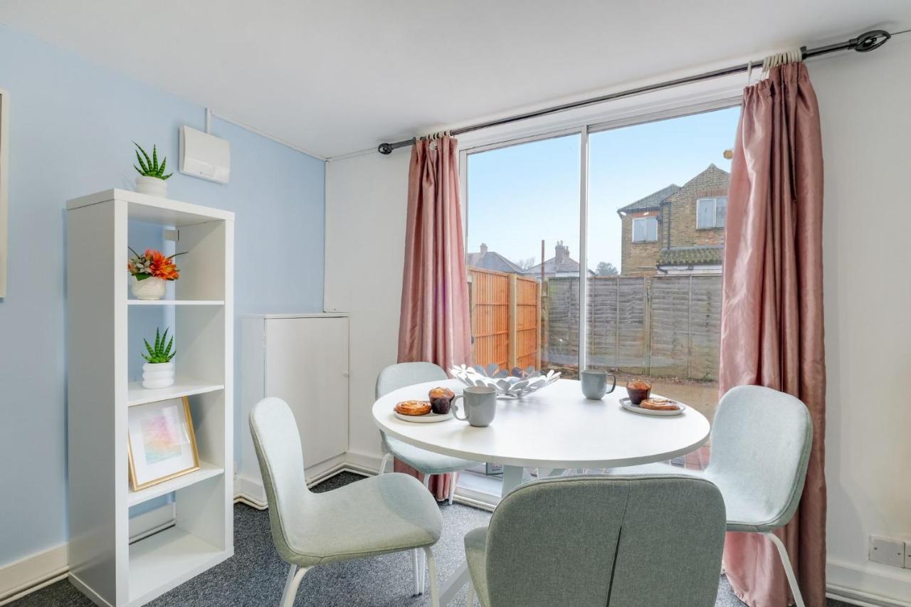 Chic 1Br House In Hounslow - 12 Mins From Heathrow Airport Appartement Feltham Buitenkant foto