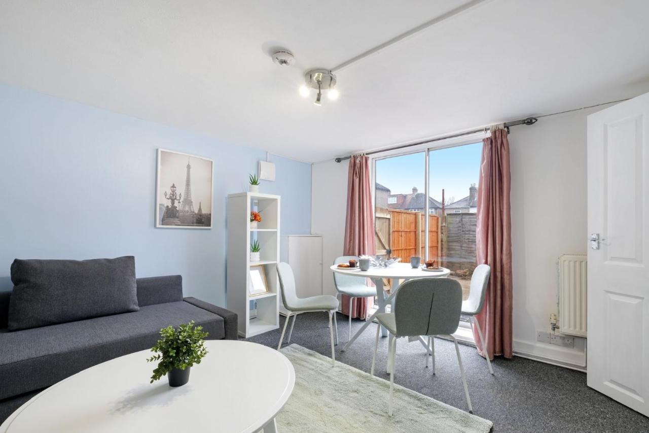 Chic 1Br House In Hounslow - 12 Mins From Heathrow Airport Appartement Feltham Buitenkant foto