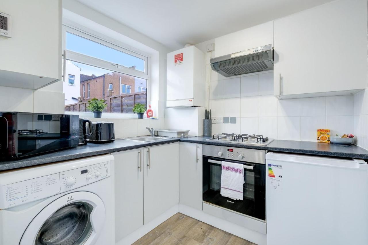 Chic 1Br House In Hounslow - 12 Mins From Heathrow Airport Appartement Feltham Buitenkant foto