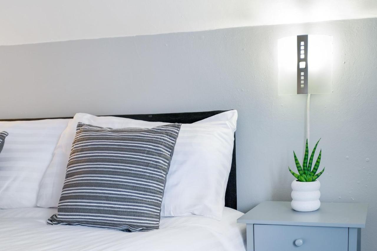 Chic 1Br House In Hounslow - 12 Mins From Heathrow Airport Appartement Feltham Buitenkant foto