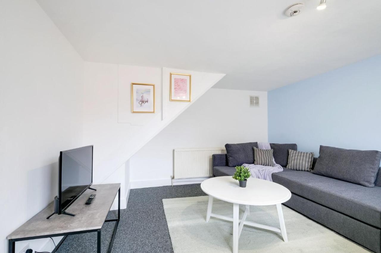 Chic 1Br House In Hounslow - 12 Mins From Heathrow Airport Appartement Feltham Buitenkant foto