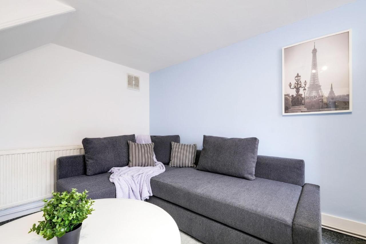 Chic 1Br House In Hounslow - 12 Mins From Heathrow Airport Appartement Feltham Buitenkant foto