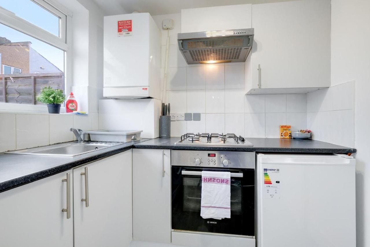 Chic 1Br House In Hounslow - 12 Mins From Heathrow Airport Appartement Feltham Buitenkant foto