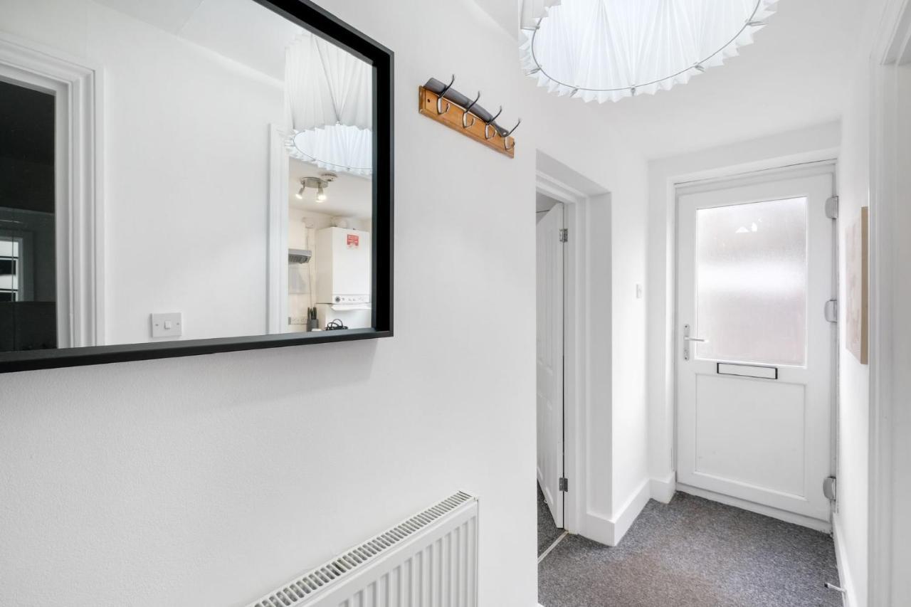 Chic 1Br House In Hounslow - 12 Mins From Heathrow Airport Appartement Feltham Buitenkant foto
