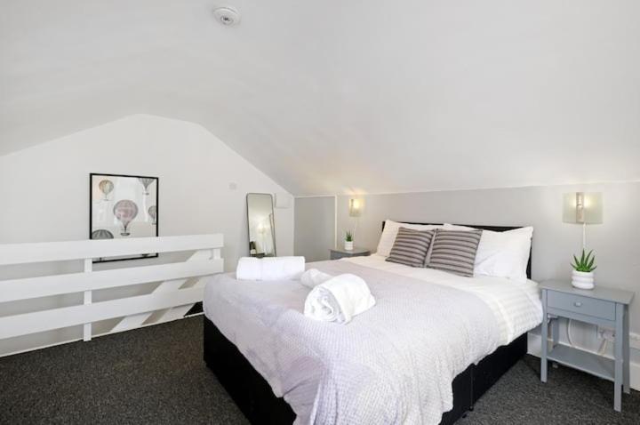 Chic 1Br House In Hounslow - 12 Mins From Heathrow Airport Appartement Feltham Buitenkant foto