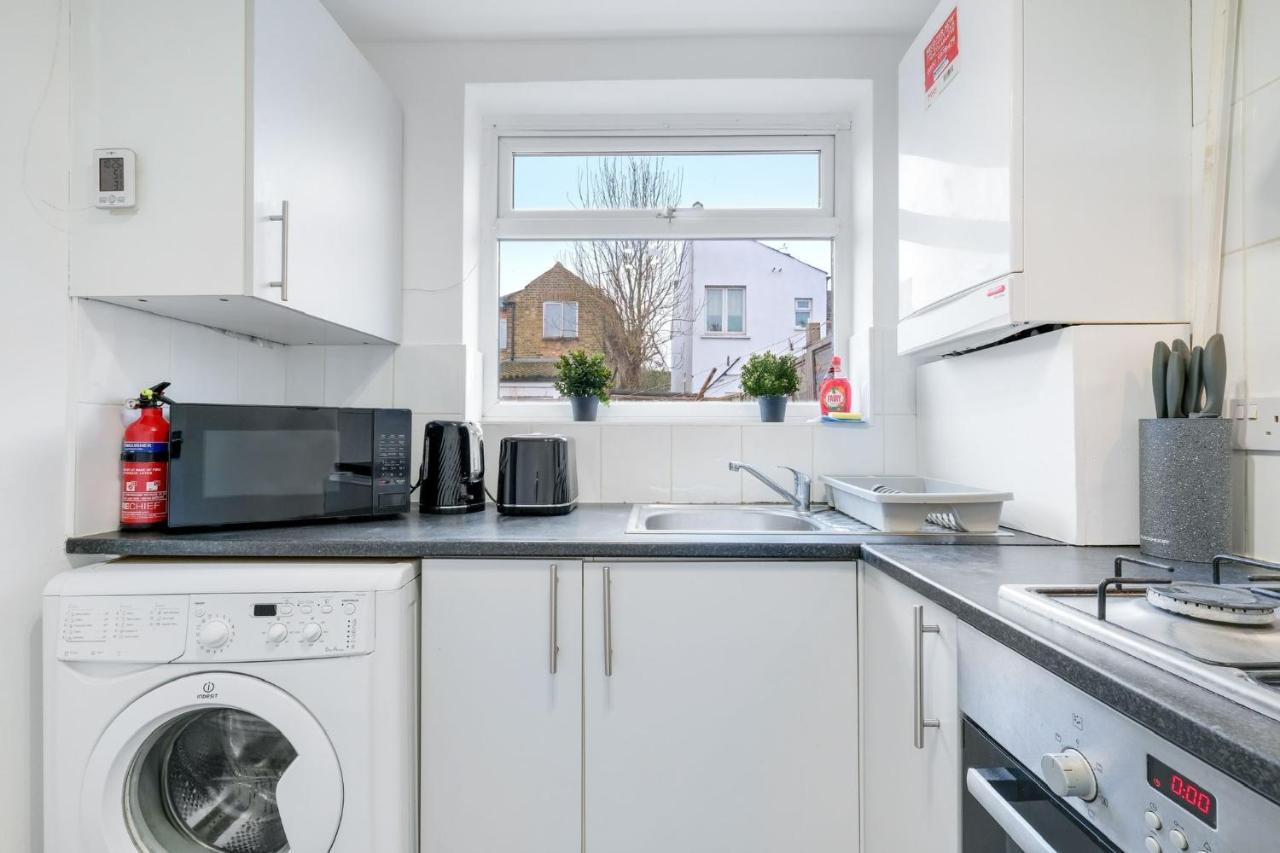 Chic 1Br House In Hounslow - 12 Mins From Heathrow Airport Appartement Feltham Buitenkant foto