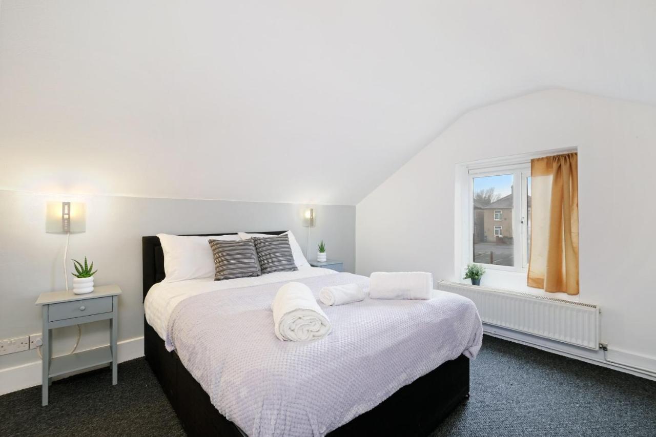Chic 1Br House In Hounslow - 12 Mins From Heathrow Airport Appartement Feltham Buitenkant foto